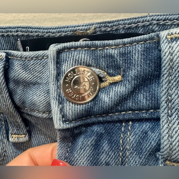 Hollister women’s Ultra High-Rise Ripped Medium Wash Mom Jeans. Size 00/24R - Picture 4 of 7